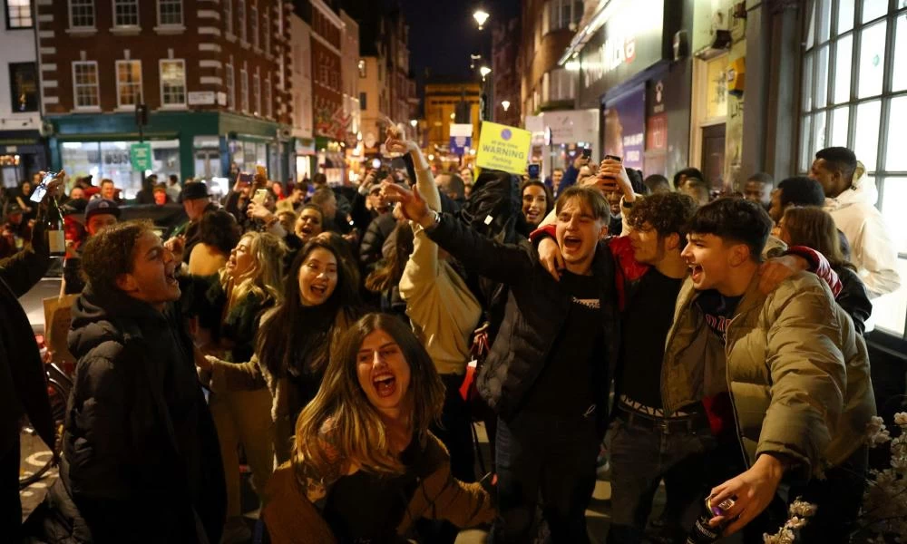 Aγγλία: Aπίστευτη κοσμοσυρροή σε μαγαζιά εστίασης